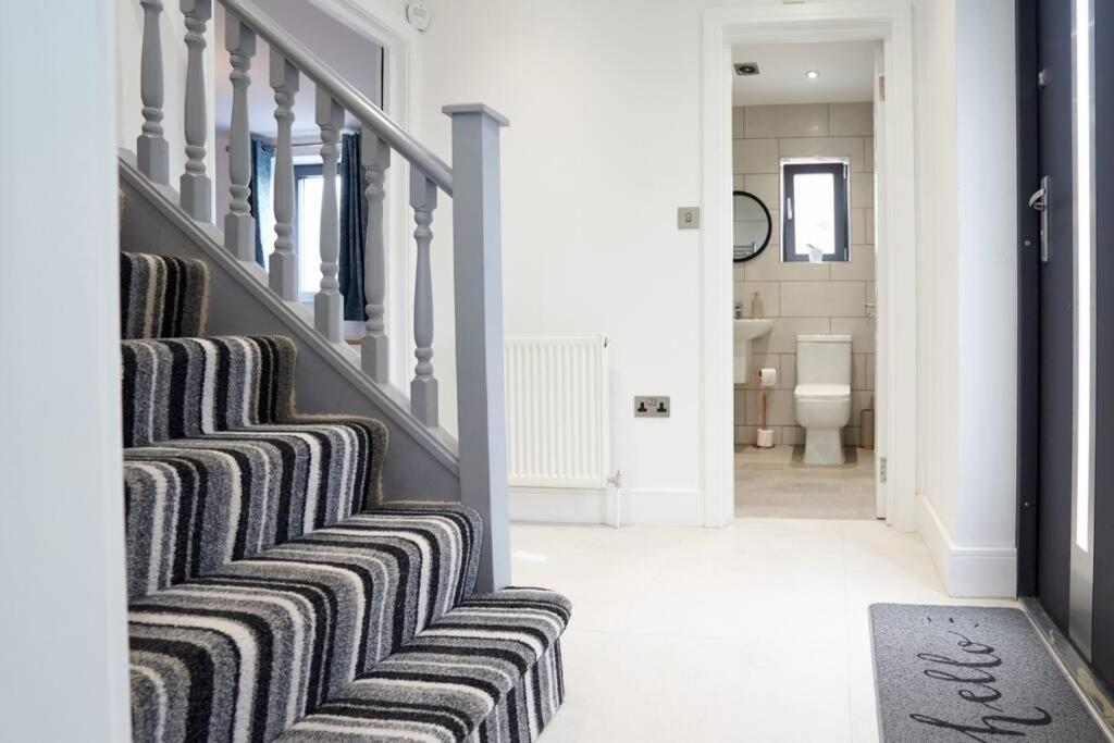 Home From Home - 4 Double Bed House With Parking Slough Exteriér fotografie
