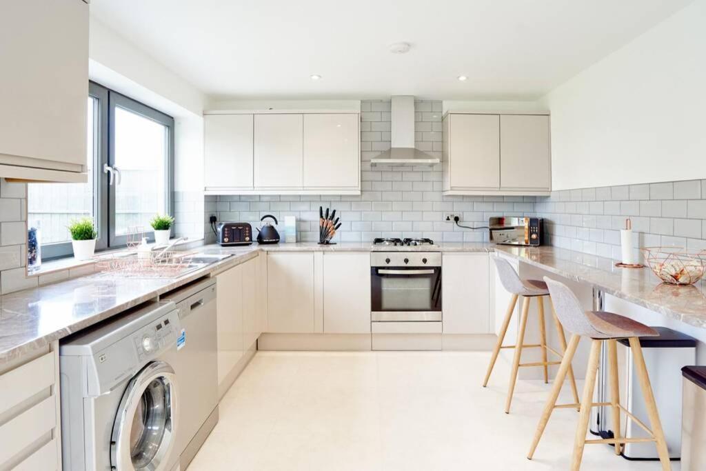 Home From Home - 4 Double Bed House With Parking Slough Exteriér fotografie